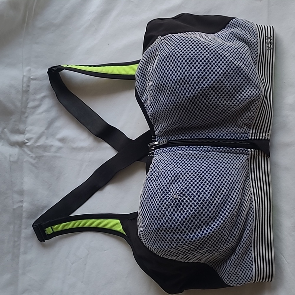 🌞 2 for $24 🌞 Victoria secret sport bra 36D with double front closure